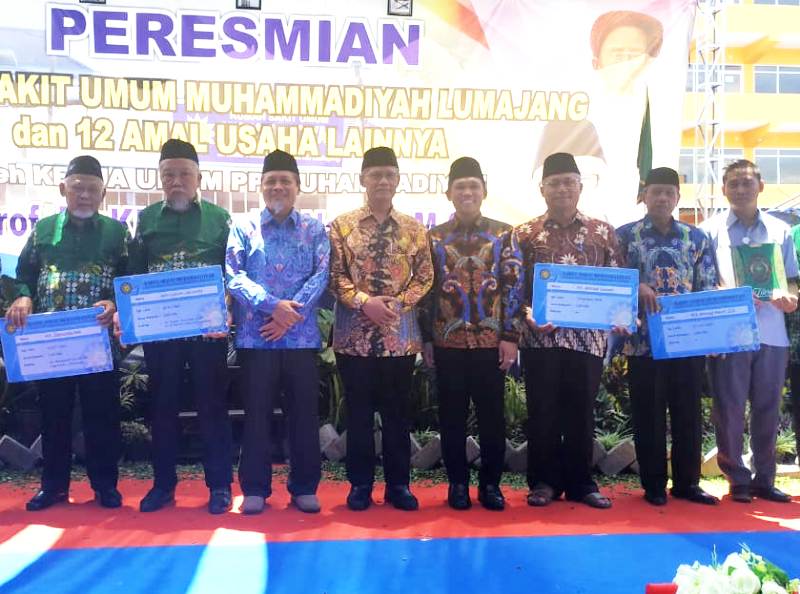 Kartu Sehat untuk Kiai saat Peresmian RSU Muhammadiyah Lumajang